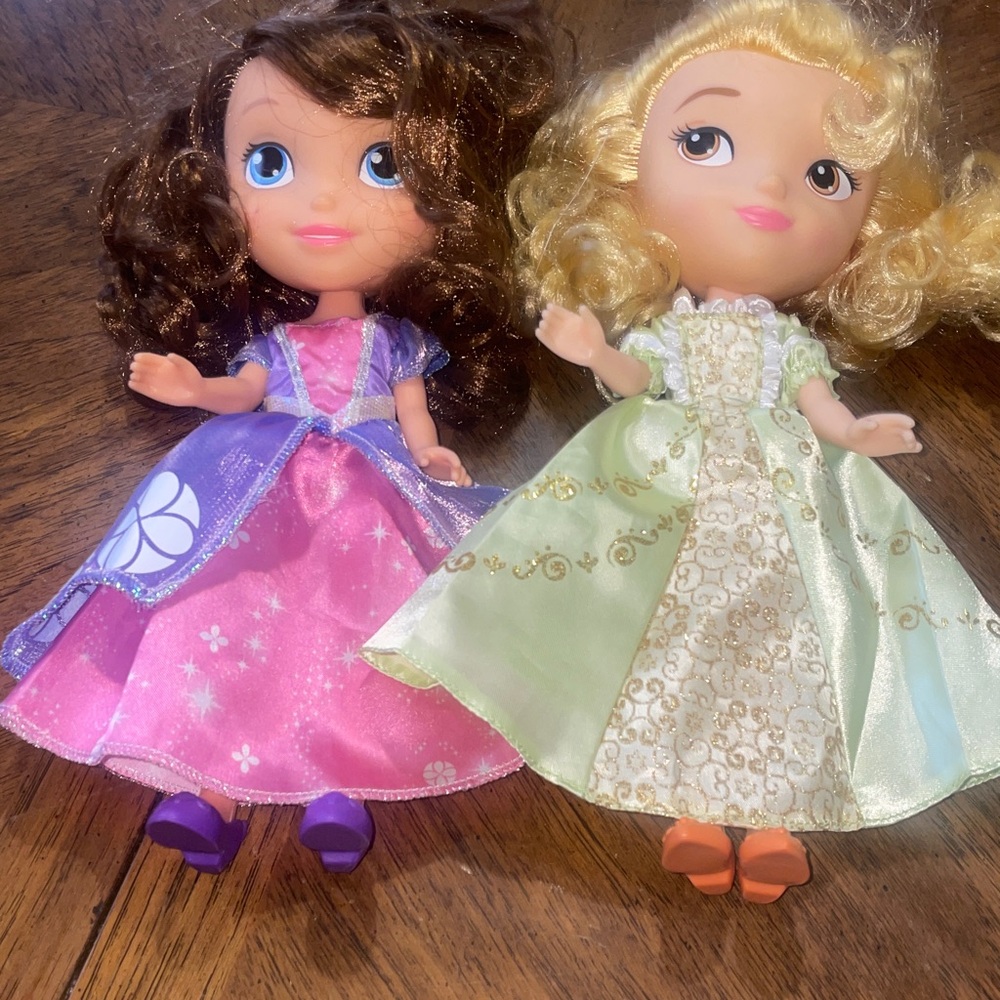 Sofia the first and her friend Dolls selling together